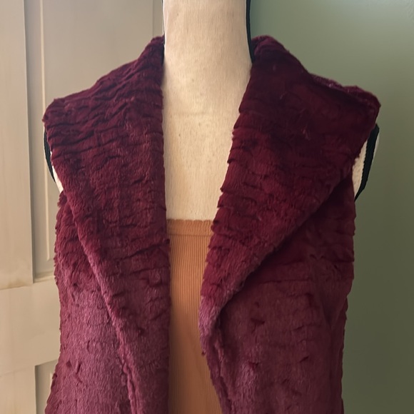 Women’s Sz S Me Jane burgundy faux collar casual gorgeous vest sweater - Picture 4 of 7